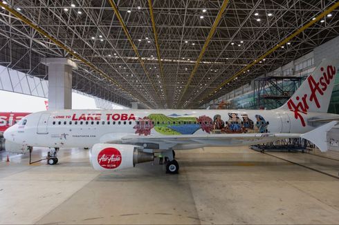 Gambar Penenun Ulos dan Danau Toba Hiasi Badan Pesawat AirAsia Jelang F1 PowerBoat