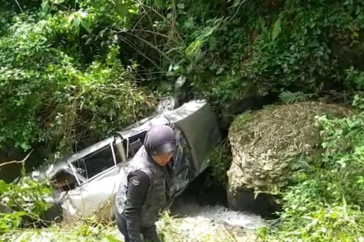 Penampakan mobil pemudik yang mengalami kecelakaan maut di Bandung Barat, Jumat (29/4/2022).