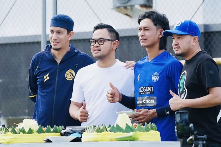 Pembuka latihan perdana Arema FC dengan doa bersama yang dipimpin Habib Muhammad Bin Anies Shahab (kiri) diikuti Presiden Arema FC Gilang Widya Pramana dan Manajer tim Ali RIfky di Lapangan Universitas Brawijaya Dieng, Kota Malang, Selasa (10/5/2022) pagi.