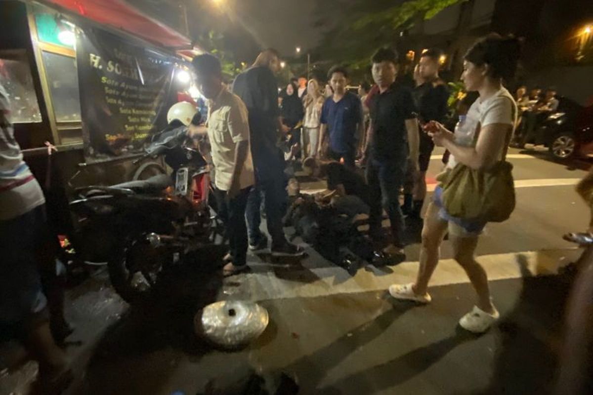 Pengendara Toyota Raize Tabrak 3 Motor, Warung Kelontong, dan Gerobak Sate di Patal Senayan