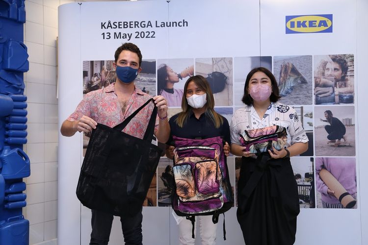 Co-Founder Sungai Watch, Gary Bencheghib, Atlet Peselancar Internasional Indonesia, Dhea Natasya, dan Country Marketing Manager IKEA Indonesia, Dyah Fitrisally berfoto bersama sambil memperlihatkan beberapa produk dari koleksi KÅSEBERGA di Bali, Jumat (13/55/2022). (Ki-Ka) KÅSEBERGA bag, KÅSEBERGA backpack, dan KÅSEBERGA belt bag. Ketiga produk tersebut terbuat dari lebih banyak bahan terbarukan seperti poliester yang didaur ulang dari sampah plastik di laut. Secara keseluruhan, seluruh produk KÅSEBERGA dirancang untuk mendukung gaya hidup aktif masyarakat yang sadar akan hidup berkelanjutan.