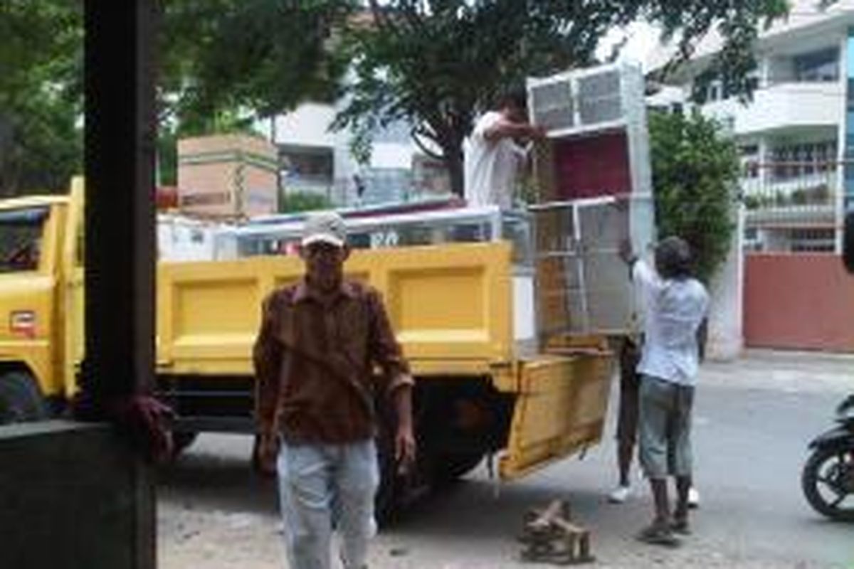 Warga Taman Burung tengah memindahkan barang-barangnya. Rumah mereka akan dibongkar untuk menormalisasi Waduk Pluit, Jumat (18/10/2013)