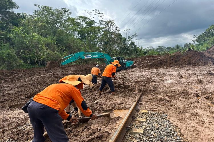 Tim gabungan membersihkan material longsor yang menutup rel KA di KM 340+100 antara Stasiun Karanggandul-Karangsari, Kabupaten Banyumas, Jawa Tengah, Senin (4/12/2023).