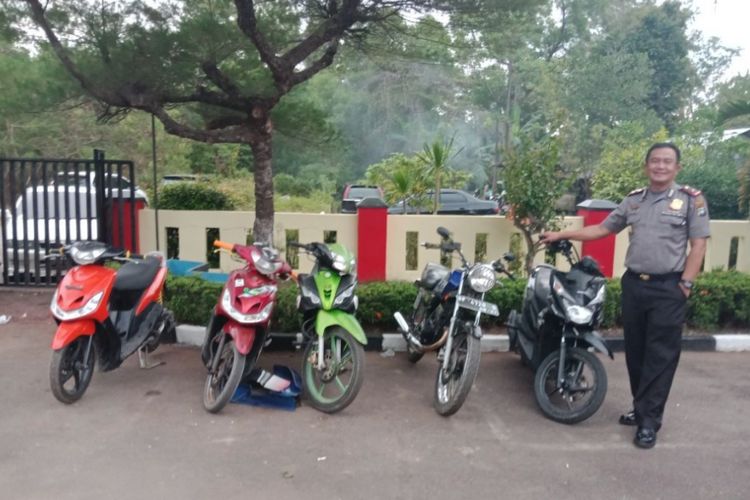 Barang bukti sepeda motor yang dicuri tiga anak di bawah umur, yaitu RH (17), SG (16), dan MS (16). Mereka ditangkap Unit Reserse Kriminal Polsek Sekupang pada Kamis (8/3/2018) sekitar pukul 08.00 WIB.