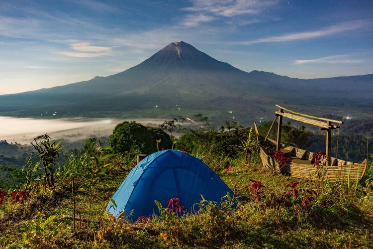 Camping di Simbar Semeru, Lumajang, Jawa Timur dengan panorama lava pijar Gunung Semeru.