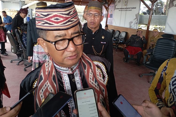 Penjabat gubernur Sulawesi Barat Akmal Malik saat diwawancara wartawan di halaman kantor DPRD Sulbar, Kamis (22/9/2022).
