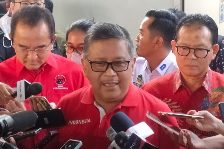 Sekretaris Jenderal PDI-P Hasto Kristiyanto di Stasiun Pasar Senen, Jakarta Pusat, Selasa (18/4/2023).