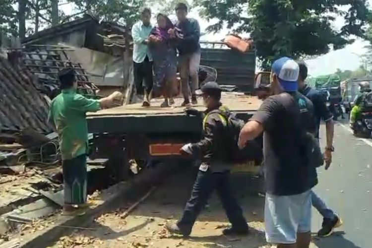 Warga menyelamatkan penjual yang kiosnya tertabrak truk trailer