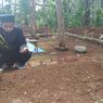 Haru, Nadif Ikuti Wisuda Virtual Seorang Diri di Makam Sang Ayah, Ini Ceritanya