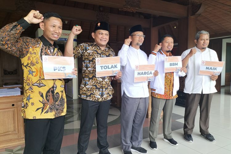 Mengikuti aksi demonstrasi menolak kenaikan Bahan Bakar Minyak (BBM) Fraksi Partai Keadilan Sejahtera (PKS) Kota Solo, Jawa Tengah, walkout tak ikut Rapat Paripurna sampai selesai, Jumat (9/9/2022).
