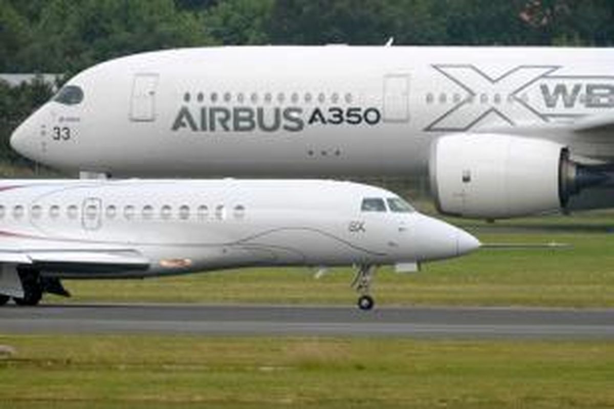 Pesawat jet Dassault Falcon 8X Business berpapasan dengan pesawat Airbus A350 XWB (eXtra Wide Body) dalam Paris Air Show, di Bandara Le Bourget, Senin (15/6/2015). Acara ini berlangsung hingga 21 Juni 2015.