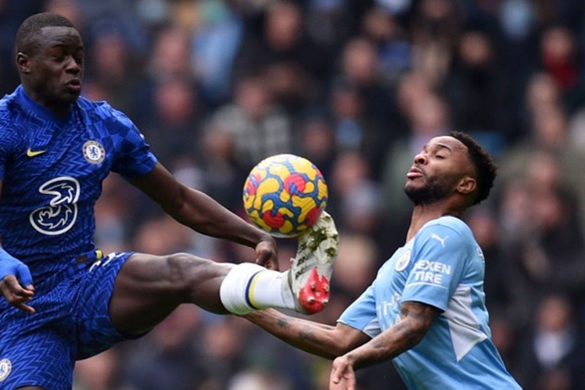 Bek Chelsea, Malang Sarr, terlibat duel perebutan bola dengan penyerang Man City, Raheem Sterling, dalam laga Liga Inggris 2021-2022, Sabtu 15 Januari 2022.