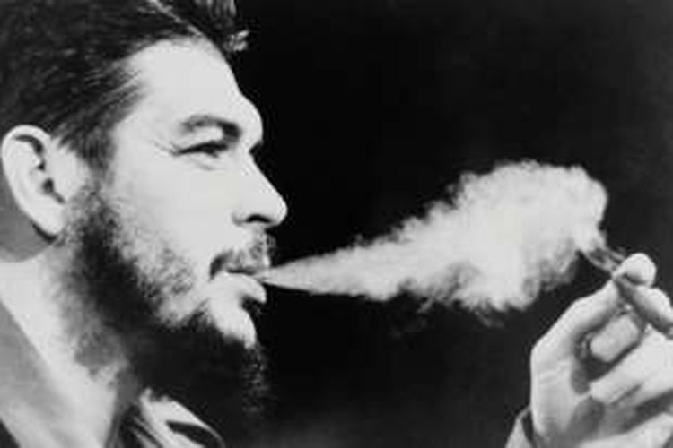 Che Guevara dikenal sangat menggemari cerutu.