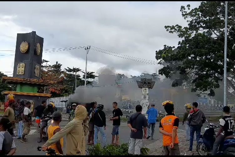 Sebuah angkot dibakar massa yang sedang bertikai di Jalan Pahlawan Manokwari, Papua Barat. Sabtu (8/7/2023).