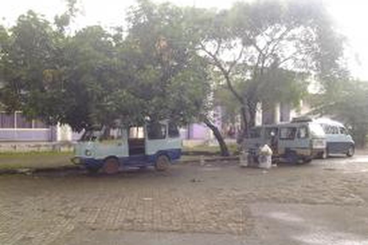 Sejumlah angkutan kota (angkot) tampak parkir di halaman depan Stadion Benteng Kota Tangerang, Kamis (17/4/2014).