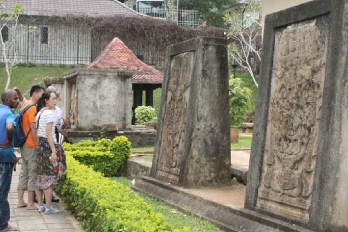 Turis di Kota Kandy, Sri Lanka.