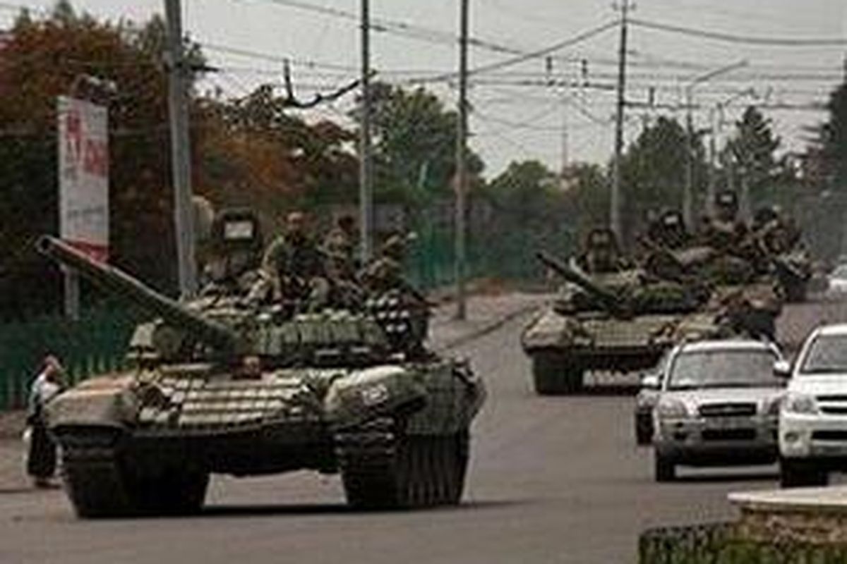 Tank-tank tentara Georgia melakukan operasi di jalan-jalan Kota Gori, Senin (11/8). Perang antara Rusia dan Georgia pecah kembali setelah tentara Rusia menduduki South Ossetia, daerah yang masih diperebutkan selama ini.