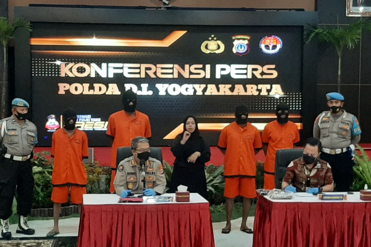 Empat orang tersangka dari peristiwa keributan di Karaoke daerah Seturan Kecamatan Caturtunggal dan penyerangan di Jambusari Ngemplak saat di hadirkan dalam jumpa pers.