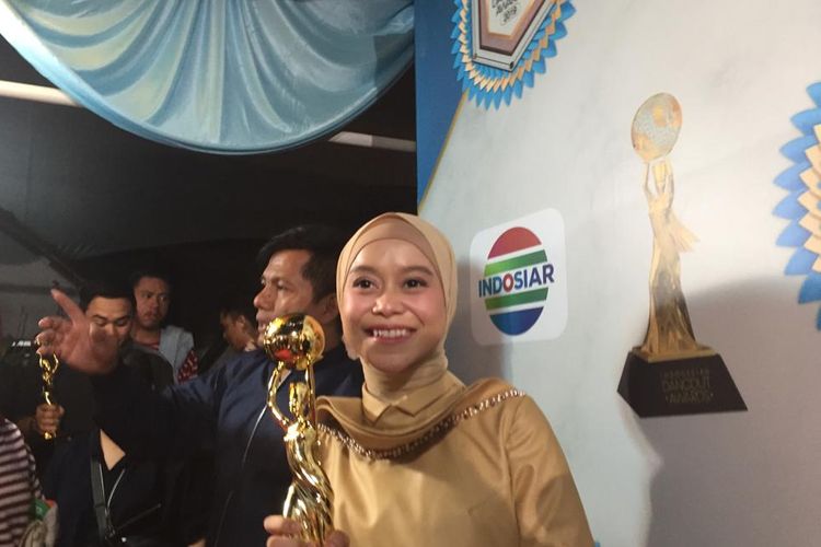 Penyanyi dangdut Lesti Andryani berpose usai meraih penghargaan di Indonesian Dangdut Awards di Studio Emtek, Daan Mogot, Jakarta Barat, Kamis (7/11/2019).