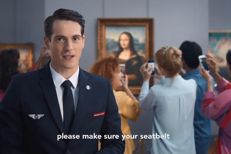 Tangkapan layar lukisan Mona Lisa di Museum Louvre yang muncul dalam video instruksi keselamatan milik maskapai penerbangan Air France (dok. YouTube Air France).