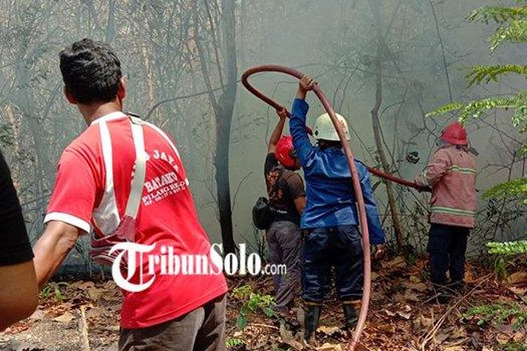 Tim pemadam kebakaran dari Satpol PP-Damkar Sragen, Jawa Tengah, sedang berjibaku memadamkan api di lahan kosong, Kamis (17/8/2023). Diketahui, ada tiga kasus kebakaran yang terjadi di Sragen kemarin.