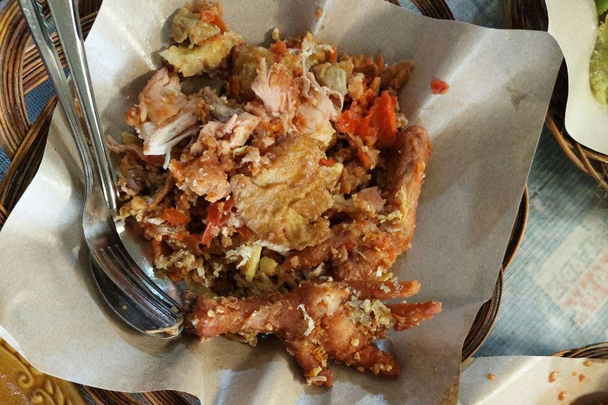 Ayam geprek dan ceker dari warung Ayam Geprek Bu Made. 