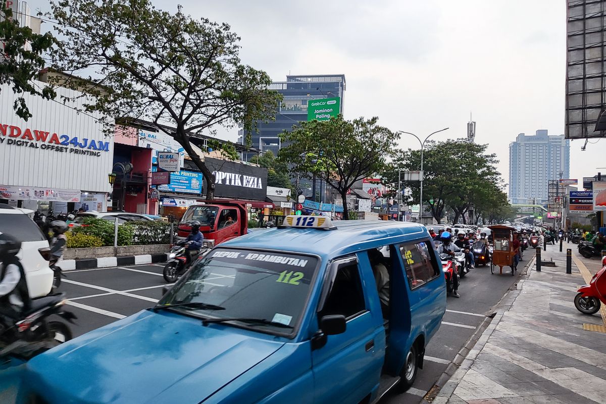 Kondisi lalu lintas di Jalan Margonda Raya, Depok pada Senin (13/11/2023) sore.
