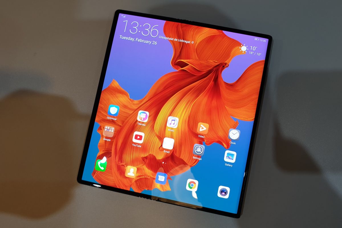 Huawei Mate X memiliki diagonal layar 8 inci ketika dibentangkan. Saat dilipat, ukuran layarnya menjadi 6,6 inci. 