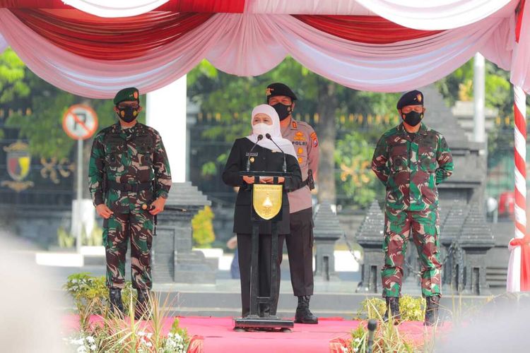 Gubernur Jawa Timur Khofifah Indar Parawansa saat memimpin Apel Gelar Pasukan dan Peralatan Penanggulangan Bencana Alam tahun 2021 di Lapangan Makodam V/Brawijaya, Surabaya, Senin (25/10/2021).