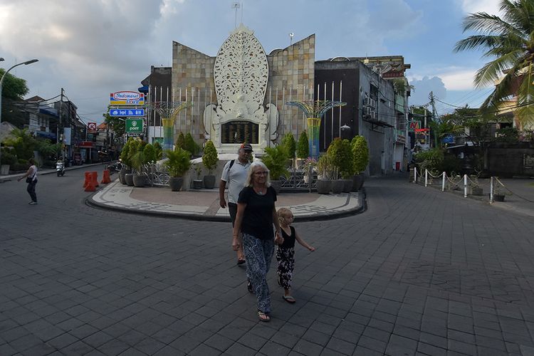 Sejumlah melintas di kawasan Monumen Bom Bali, Kuta, Badung, Bali, Sabtu (21/3/2020). Kawasan wisata yang biasanya ramai dan padat kendaraan saat ini menjadi lebih lengang setelah adanya edaran Pemprov Bali agar masyarakat melakukan aktivitas di rumah dan menerapkan Social Distancing atau menjaga jarak untuk pencegahan penyebaran COVID-19.