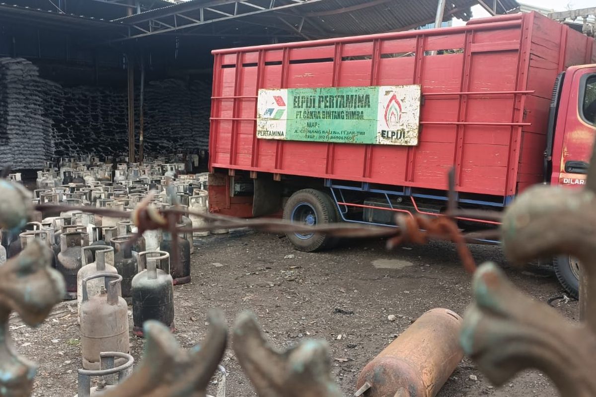 Ratusan gas berukuran 12 kilogram gosong akibat musibah kebakaran yang terjadi di sebuah toko agen gas di Jalan Haji Naman, Pondok Kelapa, Duren Sawit, Jakarta Timur, Jumat (27/1/2023) pagi. Belum diketahui secara pasti penyebab kebakaran tersebut.