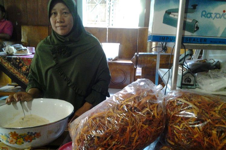 Pembuat serbuk wedang kayu secang, Sri Lestari. 