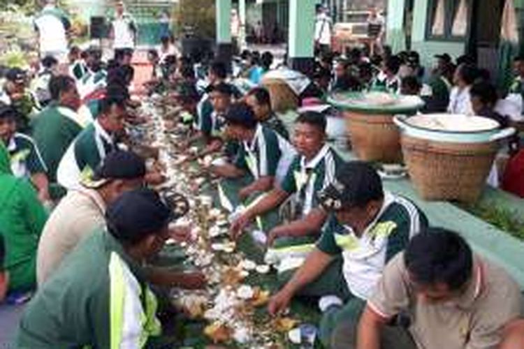 Anggota TNI Kodim 0705 Magelang mengikuti Kembul Bujono atau makan bersama untuk meningkatkan kekompakan antara anggota, Rabu (21/12/2016).