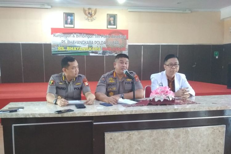 Kabid Humas Polda Sulsel Kombes Pol Dicky Soendani tengah saat menggelar konferensi pers tentang dua remaja wanita yang loncat dari lantai tiga di indekos, Makassar, Jumat (22/3/2019).