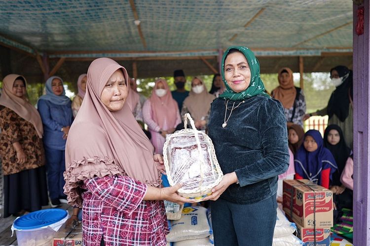 Ketua TP PKK Riau sekaligus Bunda Yatim Piatu Provinsi Riau Misnarni Syamsuar membagikan beras 300 kilogram, sembako, kurma, dan hand sanitizer.
