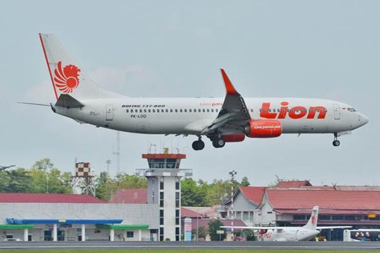 Lion Air tipe pesawat Boeing 737-800NG melayani kota tujuan Banjarmasin melalui  Bandar Udara Internasional Syamsudin Noor di Banjarbaru, Kalimantan Selatan (BDJ), foto oleh Ersa Danu.