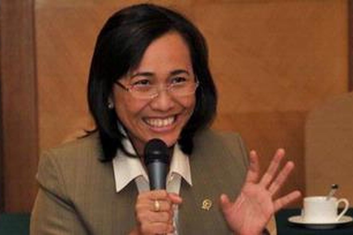 Menurut Hetifah, perubahan mekanisme dari pusat langsung ke daerah tersebut dilakukan dengan maksud agar pengelolaan dana BOS lebih terkontrol. Hanya, syaratnya harus ada proses monitoring yang tranparan dan akuntabilitas yang lebih baik.