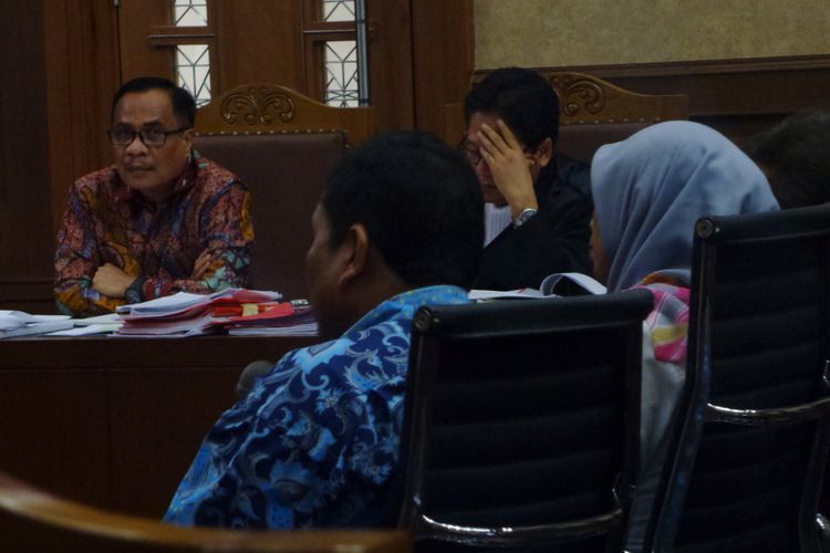 Kasubag Perbendaharaan Sesditjen Dukcapil Kemendagri, Junaidi, saat bersaksi dalam sidang perkara korupsi pengadaan e-KTP di Pengadilan Tipikor, Jakarta, Senin (22/5/2017).