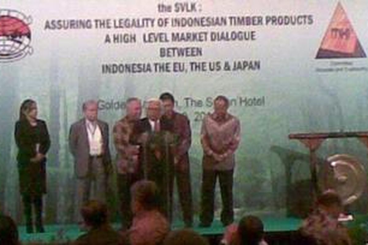 Dekalarasi perdagangan produk berbahan kayu legal oleh GPEI, APHI, APKINDO, ISWA, APKI, ASMINDO, dan MPI, dan diserahkan ke Menteri Kehutanan Zulkifli Hasan
