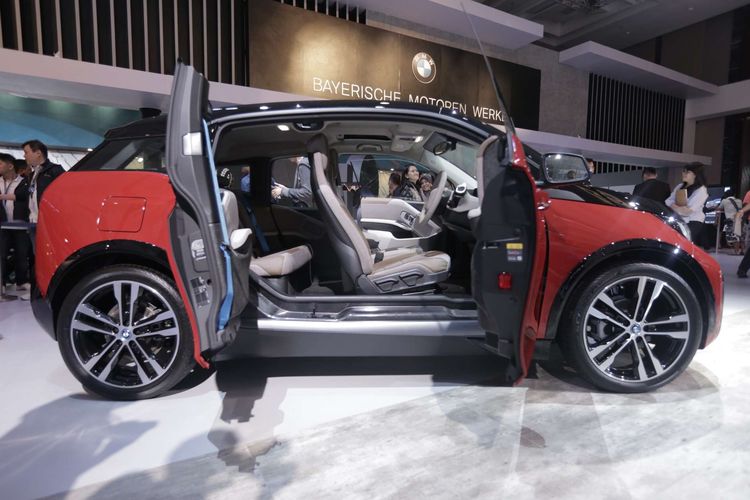 Mobil listrik BMW i3s dipamerkan saat acara Gaikindo Indonesia Internasional Auto Show (GIIAS) 2019 di Indonesia Convention Exebition (ICE) BSD, Serpong, Tangerang, Banten, Kamis (18/7/2019). BMW i3s hadir dengan motor listrik bertenaga 184 tk dengan torsi 270 Nm. Mobil baru ini dapat melesat dari diam hingga 100 kilometer per jam dalam waktu 6,9 detik.