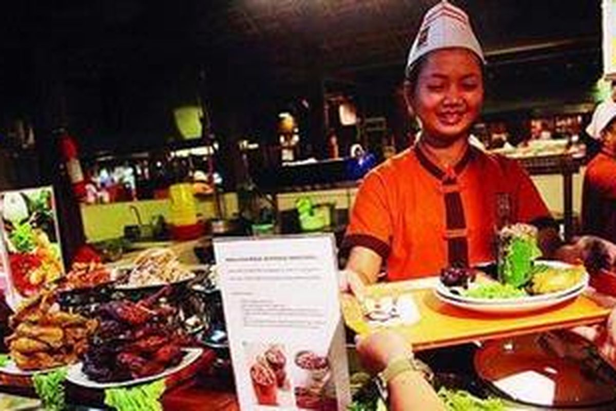 Pramusaji membawa pesanan nasi bakar di stan nasi bakar di Eat and Eat, Mal Kelapa Gading, Jakarta Utara, Kamis (1/3/2012).