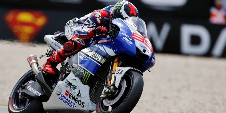 Pebalap Yamaha asal Spanyol, Jorge Lorenzo, mengendarai motornya di lintasan Sirkuit Assen, pada balapan GP Belanda, Sabtu (29/6/2013).