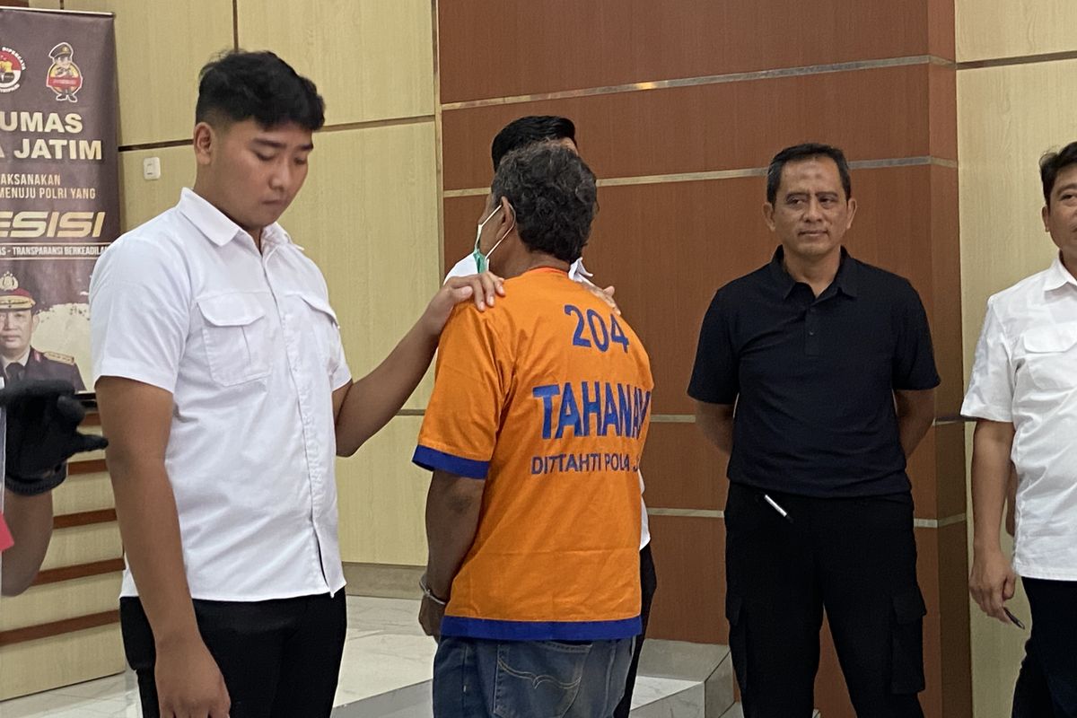 Tersangka NK (60), diduga melakukan pemerkosaan dan kekerasan seksual fisik ke korban yang merupakan anak asuh rumah penampungan di Surabaya, Senin (3//2025)