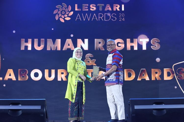 Direktur Utama Pani Gold Project and Chief External Affairs Merdeka Copper Gold  Boyke Abidin  menerima penghargaan Lestari Awards 2024, Rabu (21/8/2024).