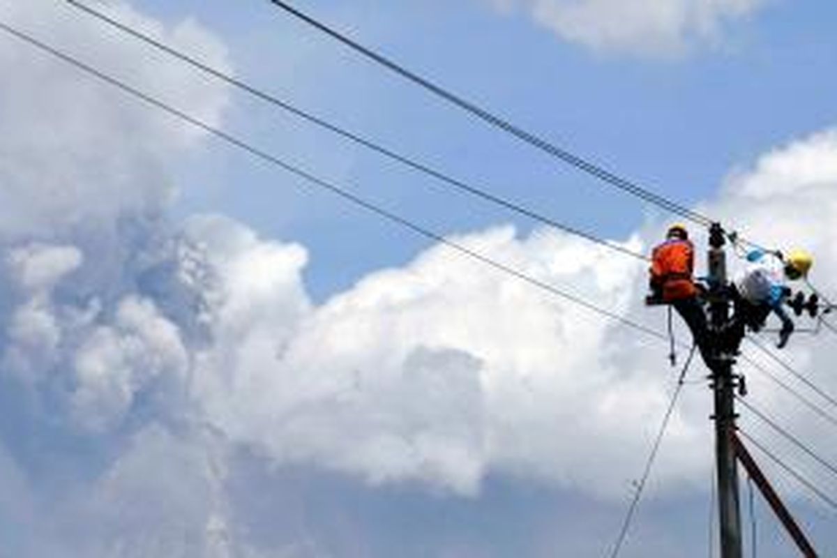 Ilustrasi: Pekerja memeriksa jaringan listrik PLN