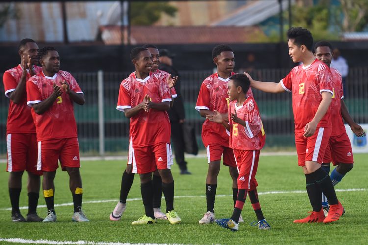 Wakil Presiden Gibran Rakabuming Raka (kanan) menyapa anak-anak Sekolah Sepak Bola (SSB) usai bermain bola bersama di Stadion Lapangan Pendidikan Itlayikinia, Wamena, Papua Pegunungan, Selasa (13/1/2026). Selain dapat berinteraksi langsung dengan anak-anak muda Papua Pegunungan dalam suasana santai dan penuh keakraban, kegiatan ini juga dilakukan Wapres dalam rangka mendukung pembinaan generasi muda melalui olahraga. ANTARA FOTO/Indrianto Eko Suwarso/bar
