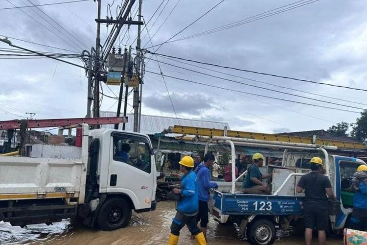 PLN normalisasi listrik pasca banjir bandang di Sumbawa Barat  Rabu (15/2/2023)