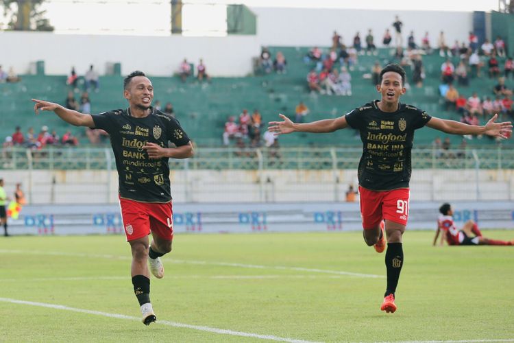 Irfan Jaya melakukan selebrasi dalam laga pekan ke-20 Liga 1 2023-2024 antara Madura United vs Bali United di Gelora Bangkalan, Kamis (23/11/2023).