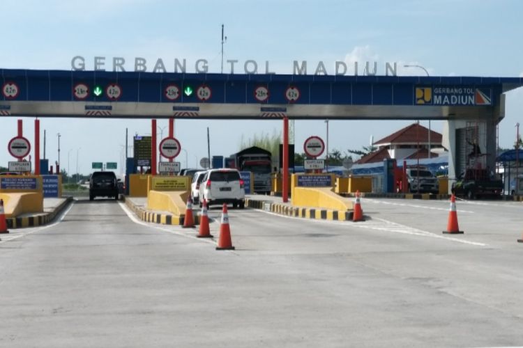 TOL MADIUN --Kendaraan yang keluar dan masuk di Gerbang Tol Madiun diprediksikan akan mengalami kenaikkan tiga kali lpiat saat arus mudik dan balik lebaran 2019. 