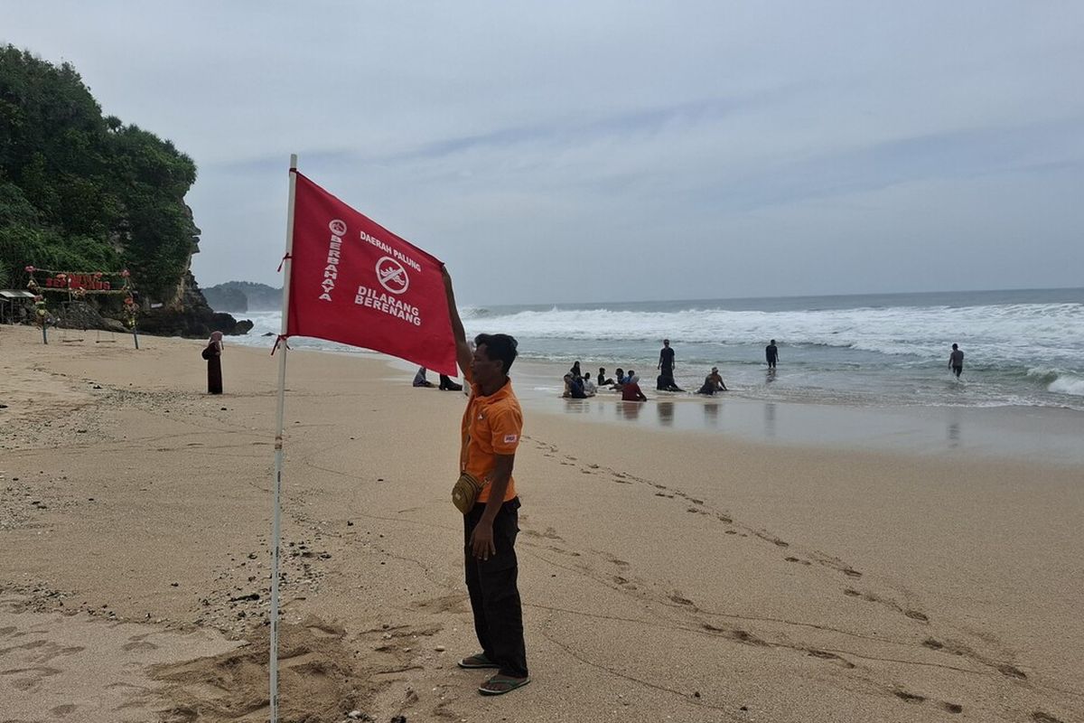 Bendera peringatan lokasi berbahaya di Pantai Sepanjang, Gunungkidul.